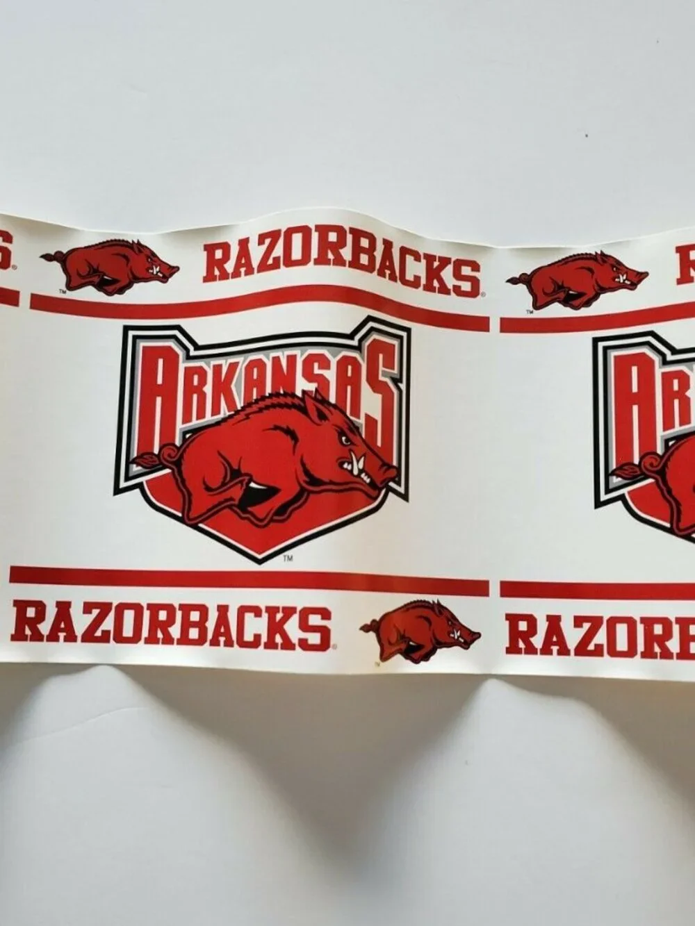 ARKANSAS RAZORBACKS NCAA PEEL & STICK WALLPAPER BORDER. NEW